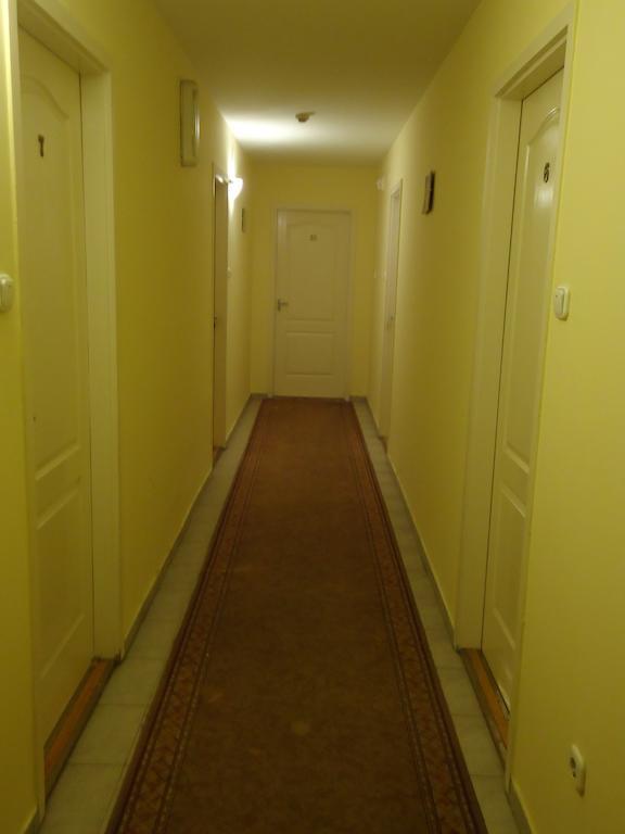Czermann Panzió és Étterem Hotel Oroszlány Exterior foto