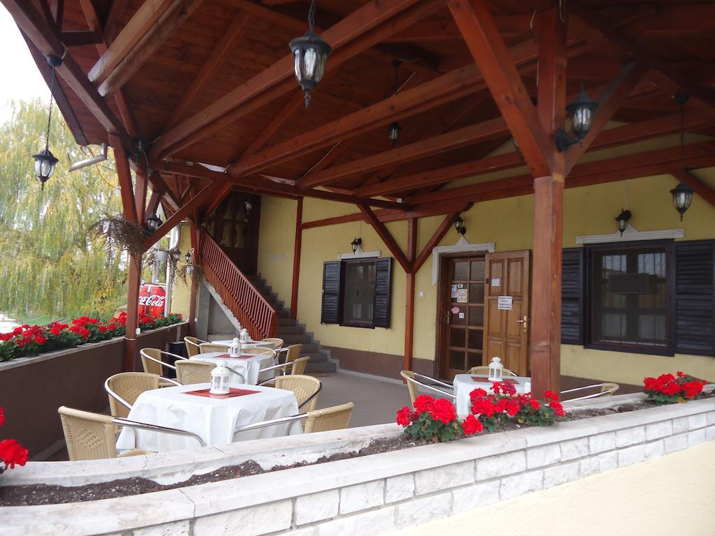 Czermann Panzió és Étterem Hotel Oroszlány Exterior foto