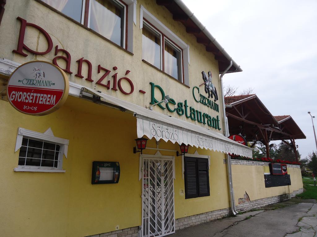 Czermann Panzió és Étterem Hotel Oroszlány Exterior foto