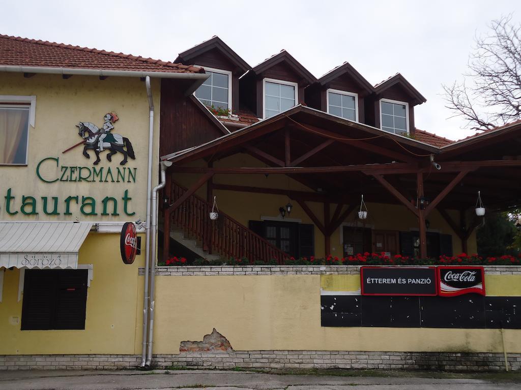 Czermann Panzió és Étterem Hotel Oroszlány Exterior foto