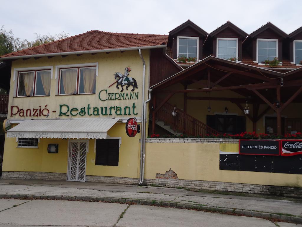 Czermann Panzió és Étterem Hotel Oroszlány Exterior foto