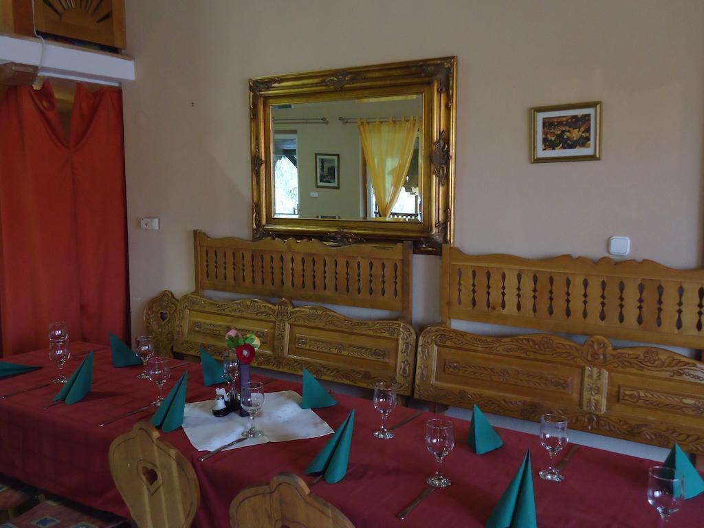 Czermann Panzió és Étterem Hotel Oroszlány Exterior foto