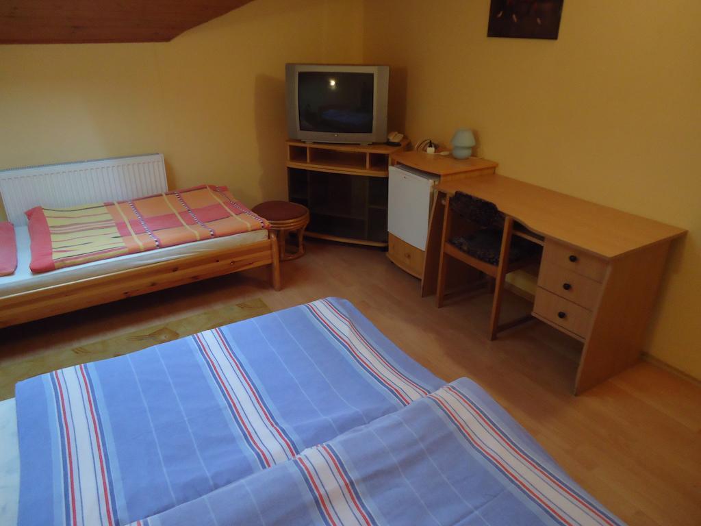 Czermann Panzió és Étterem Hotel Oroszlány Quarto foto